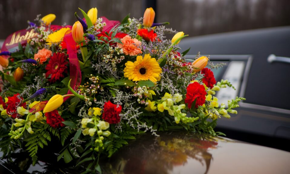 Jakie kwiaty wpasują się na ceremonię pogrzebową?